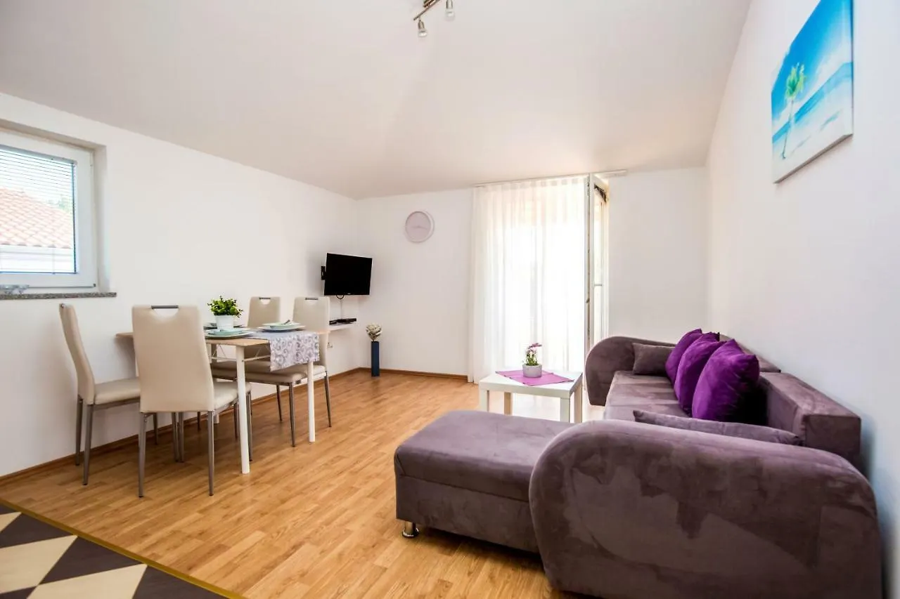 Apartmani Krizan Pula 0*,