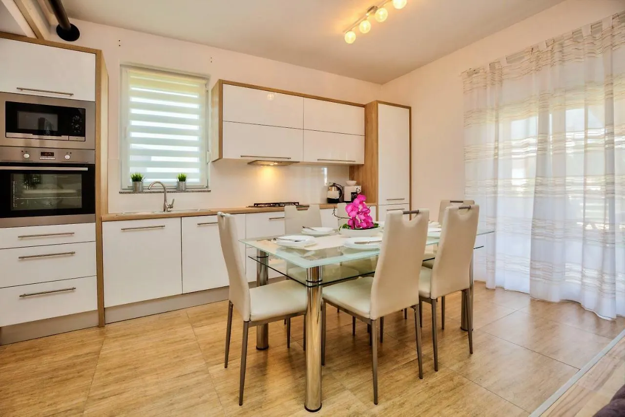 Apartmani Krizan Pula 0*,