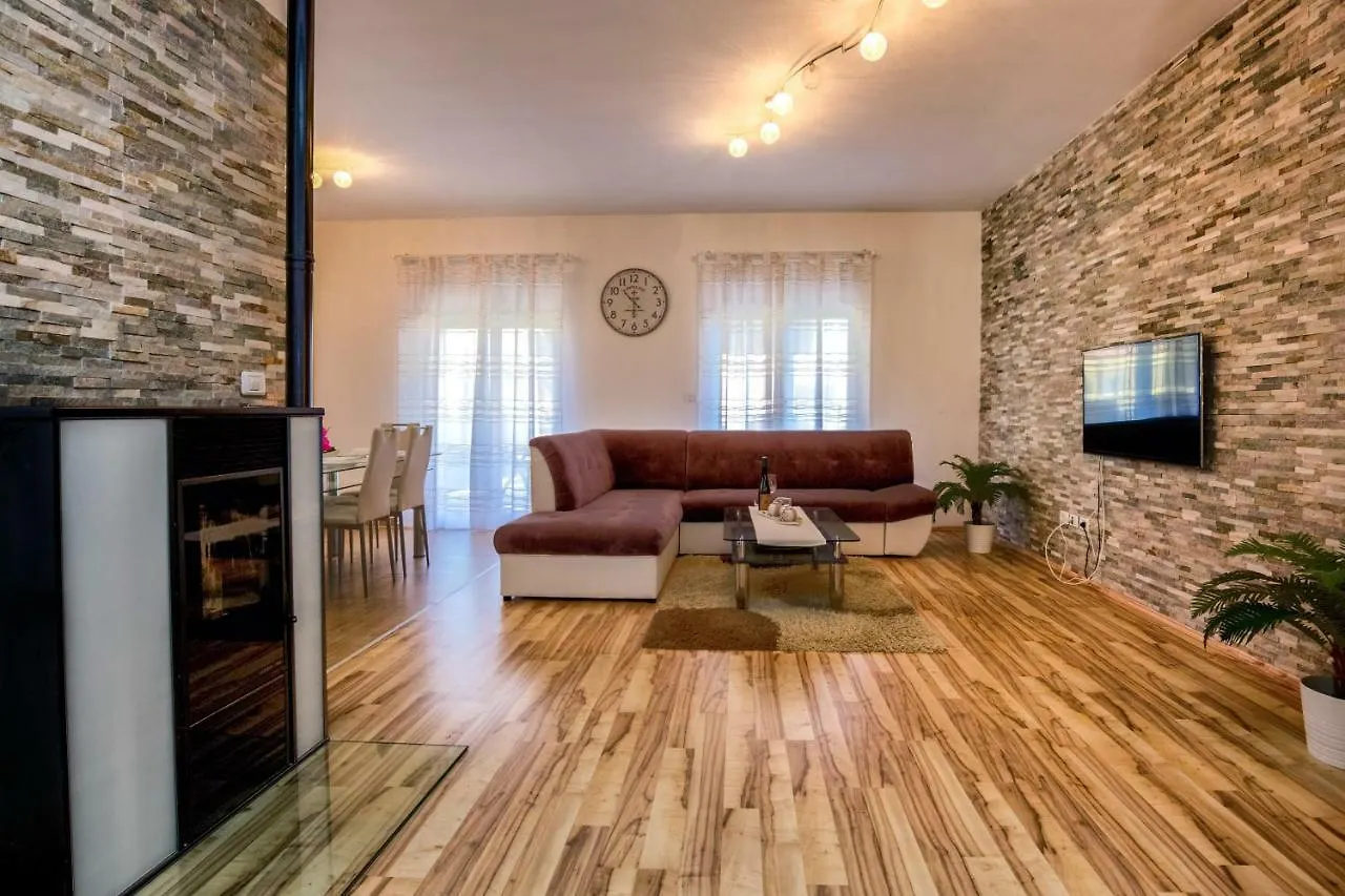 Apartmani Krizan Pula 0*,